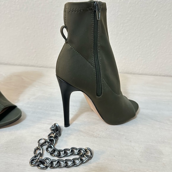 NWOB Shoe Dazzle olive green pumps open toe boots with a silver chain - Picture 4 of 12